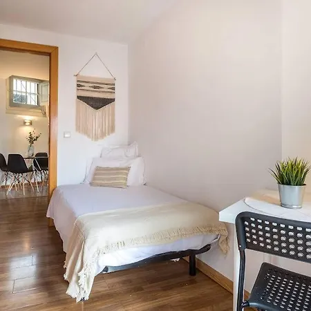 32Ara1086 - 3 Bedrooms Apartment شقة برشلونة