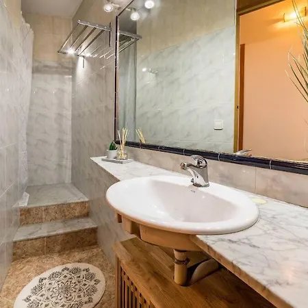 32ara1086 - 3 Bedrooms *