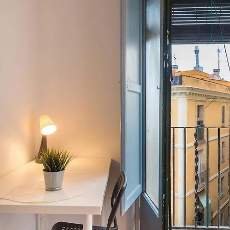 32Ara1086 - 3 Bedrooms Apartment شقة برشلونة